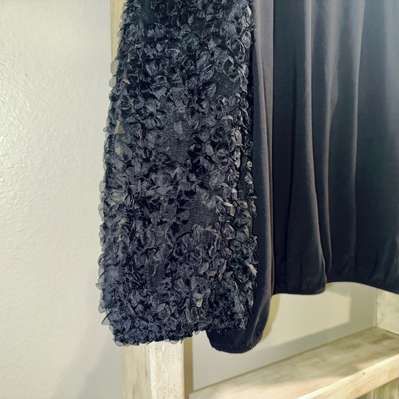 NWT EXPRESS Skimming Textured Floral Puff Sleeve Tee Black Women- Size L - Picture 5 of 10